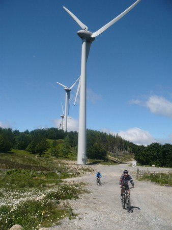 les éoliennes vers le col de Frontfroide