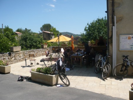 installés sur la terasse pour l'après midi