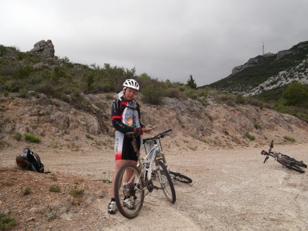 courage dernière bifurcation avant le gîte, en haut à gauche l'antenne du col de Sainte Baudille 